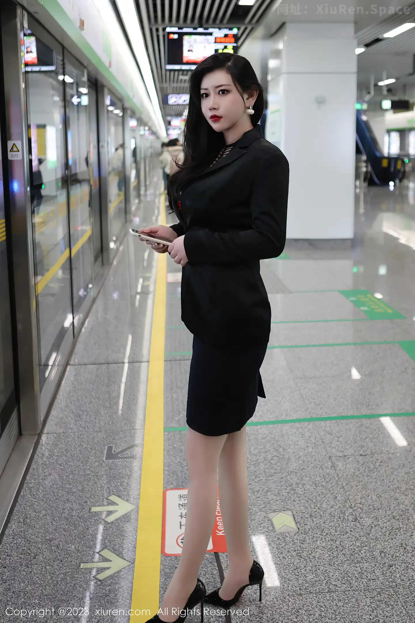 图片[5]-[XiuRen秀人网]2023.03.16 VOL.6421 王婉悠Queen 黑色深V礼服与短裙加肉色情趣内衣性感私房写真集-秀人网官方网站